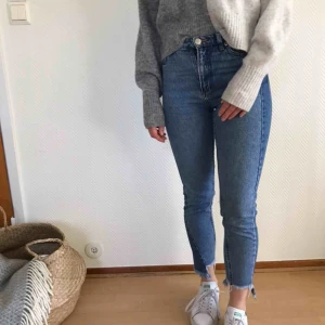  - Supersnygga och sköna tvåfärgade jeans! Dom är i storlek 26 i midjan, längden vet jag inte men jag är 167cm :) pris kan diskuteras! 200kr plus frakt 😘