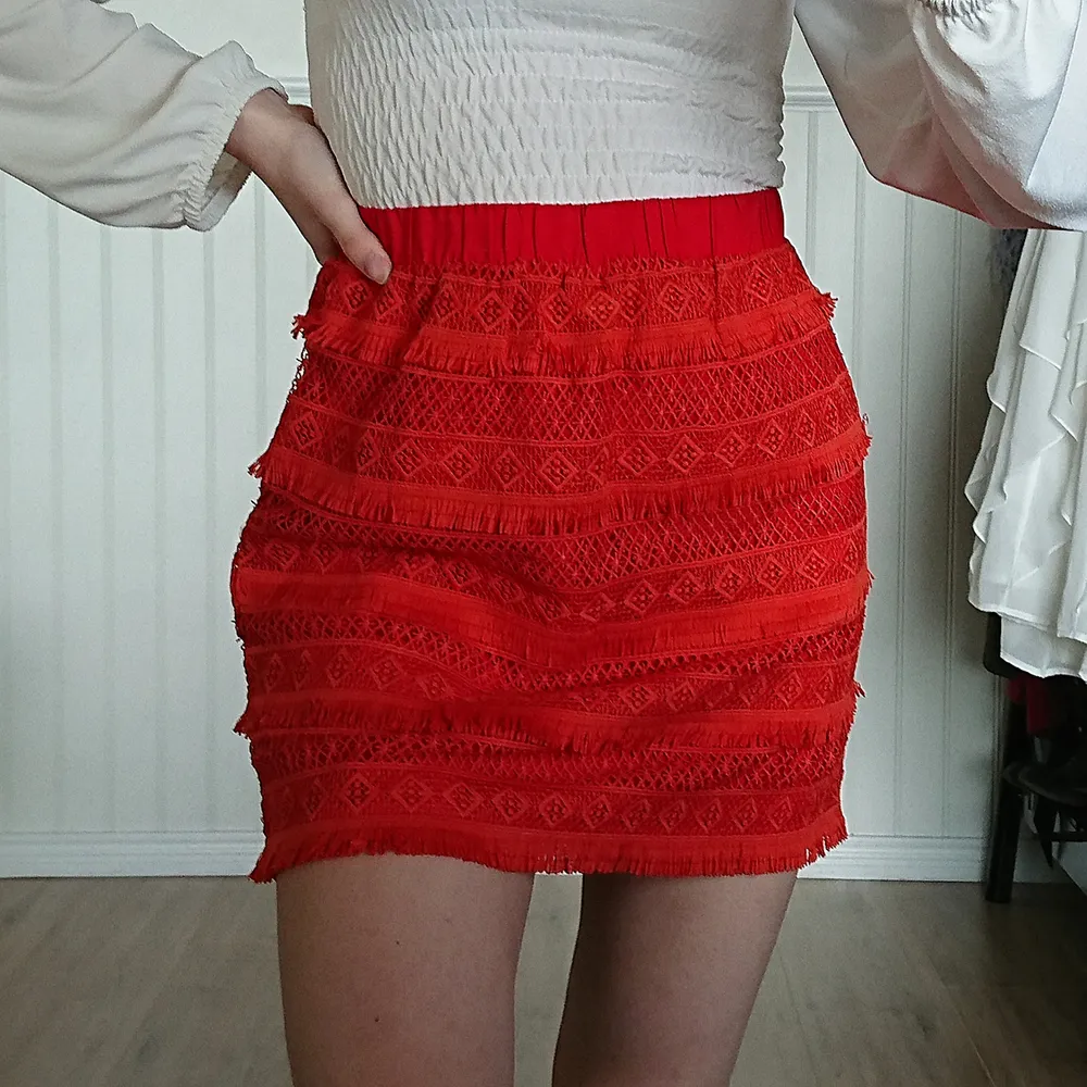 Superfin röd kjol med fransmönster i storlek 36. Köpt från Nakd. Säljer då den inte kommit till användning, den är i väldigt bra skick. 50 kr, köpare står för frakt ❤️ . Kjolar.