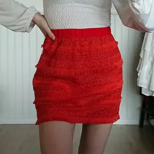 Superfin röd kjol med fransmönster i storlek 36. Köpt från Nakd. Säljer då den inte kommit till användning, den är i väldigt bra skick. 50 kr, köpare står för frakt ❤️ 