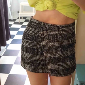  - Suuupersnygg grå/svart kjol i typ Tweed-inspirerat material. Dragkedja bak. I nyskick. Måste tyvärr sälja pga lite för tight för mina breda höfter. Den passar också mindre storlekar! ♥️ Betalning via Swish. Möts upp i Gävle, annars står köparen för frakt.