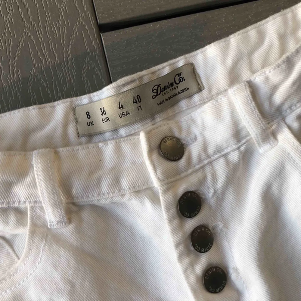 Vita helt nya (!!) shorts. Vet ej vart dom är köpa då min mamma köpte med dom från Spanien!  !!! Köparen står för frakt !!!. Shorts.