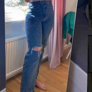  - Jeans från Sandro Paris, sparsamt använda, om du köper här sparar du 6200 liter vatten och 4,8 kg CO2