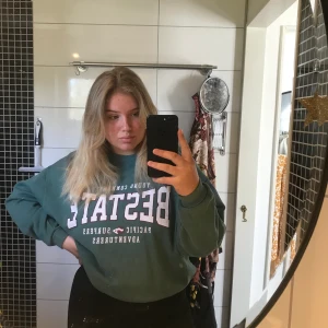 Oversized Sweatshirt - Så fin sweatshirt från Pull&Bear i en superfin grön färg. Den är i stl S men skulle säga att den passar alla mellan XS-L, har själv vanligtvis M och den är ändå oversized på mig, frakt tillkommer! 