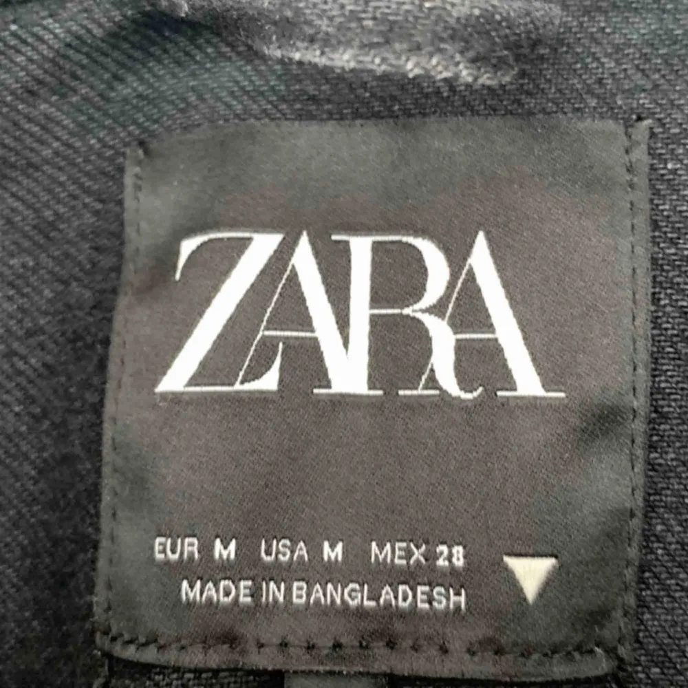 Svart jeansjacka från Zara, använd 1-2 ggr och säljer just pga att jag inte använder!  Storlek M men passar även S, 200kr och frakt är inkluderat 🖤. Jackor.