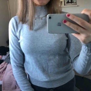  - Jättefin grå polo i otroligt mjukt material! Säljer eftersom den tyvär inte kommer till användning🤍❣️   Kan mötas upp i sthlm annars tillkommer frakten, priset kan diskuteras🤍🤍