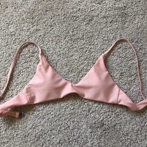 Bikinitopp - Säljer min knappt använda bikinitopp från wish! Vadderingen syns igenom när man har toppen på men annars bra skick! Storlek 70A! FRI FRAKT 🦋