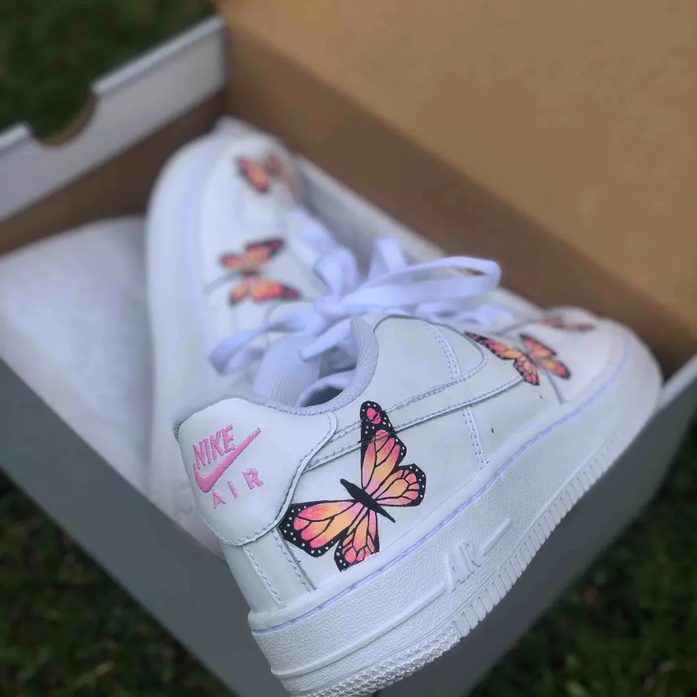 Custom Nike air force 1 med rosa fjärilar 🤩 Skriv ett meddelande för att köpa! Går även att beställa egna designer. 💖 StainsCustoms på instagram! ⚡️⚡️. Skor.