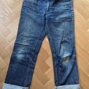 Snyggt slitna Acne jeans, boyfriendstyle. 