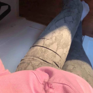  - Jeans med snakeprint, bra skick !