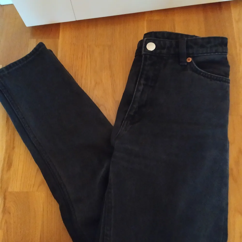 Svarta jeans från Monki i modellen Kimomo. De är i storlek 26. De är endast använda fåtal gånger därav bra skick. 💕. Jeans & Byxor.