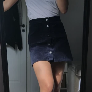 Manchester kjol - Från Cubus i storlek 158 men passar mig som vanligen har xs/s. Passar med allt, från t-shirts till oversize hoodies.   Gratis spårbar frakt!🤩