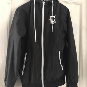 Dirtcult vindjacka  - Jag säljer min dirtcult vindjacka, använd ett fåtal gånger. Nypris 799kr! Priset kan diskuteras! Frakt ingår i priset. 