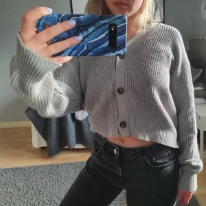 Gråblå kofta  - Söt gråblå kofta, storlek M men passat mig som är xs/s