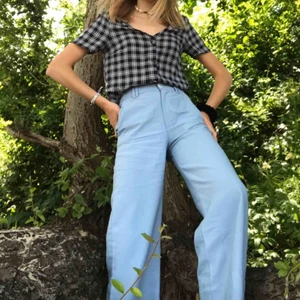  - Underbara ljusblåa kostymbyxor från bershka. Måste tyvärr sälja de eftersom de blivit lite för korta för mig. Superskönt material och perfekt till sommaren💎🧚🏻‍♀️🦋💘💘