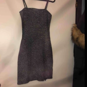  - Superfin fest klänning säljer pga tycker inte om glitter så mycket!🥰 köparen står för frakten kan mötas upp  men fraktar helst ny inte använd ändrat för bild🥰 i flödet  