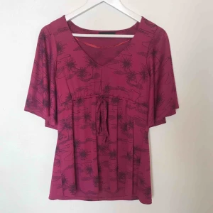 Blus - Fin och skön blus från Lindex i storlek M! Bra skick. Köparen står för frakten men kan även mötas upp i Uppsala, Knivsta eller Sigtuna. Tveka inte att fråga mig om något! 