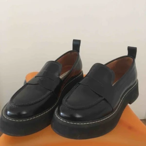 - Skor från other stories. Använda max 2 gånger, som nya. Loafers med liten platå och vita sömmar. Skriv till mig för frågor eller fler bilder. Orginalpriset är 1100 kr. Kan mötas upp i Lund, Malmö eller Staffanstorp alternativt frakta.