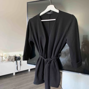  - Snygg svart blazer från sister s. Knappt använd 