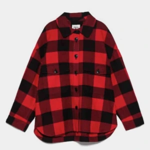  - Säljer min as najs och snygga skjortjacka från zara! Väldigt trändig och snygg! Köpte den ny för 700kr.  Slut på hemsida och Sparsamt använd!💞