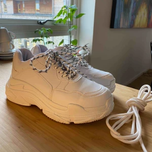  - Säljer dessa supersköna och snygga skor från Nelly. De är i toppenskick, inte alls slitna under (se bild 2). Knappt använda och nytvättade. Två par skosnören ingår! Frakt 63kr.💘💘💘 Skynda fynda!