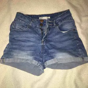 Denim shorts från cotton on. Priset går att diskuteras :)