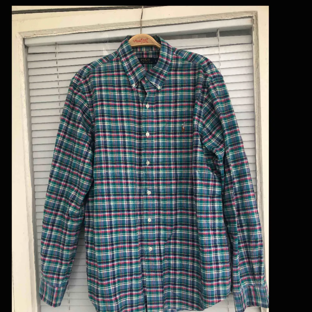 En nästintill oanvänd Ralph Lauren skjorta säljes. Strl: L, givetvis äkta.   Vid skickad vara, tillkommer det frakt på 55kr. Bildbevis samt kvitto skickas även. . Skjortor.