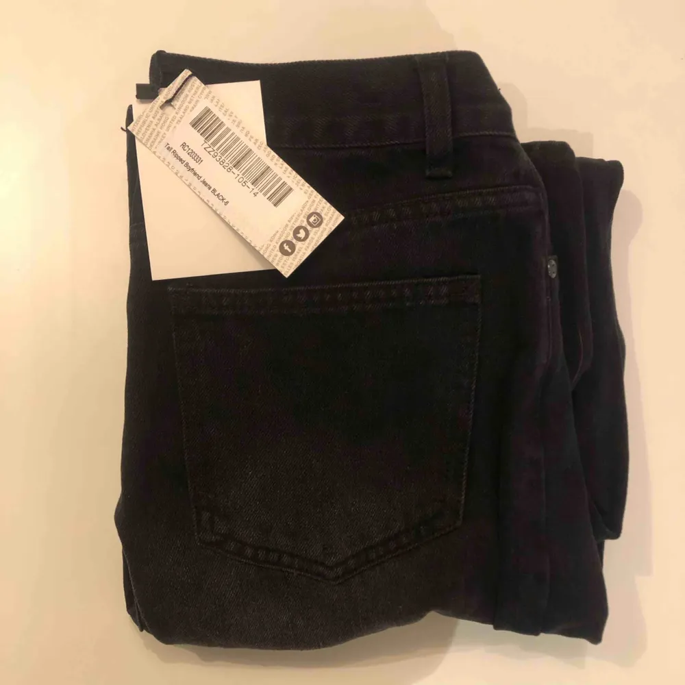 Säljer Tall Ripped Boyfriend Jeans i strl 34 från boohoo! (Första två bilderna är lånade). Helt nya med lappen kvar, säljer ist för att retunera. Passade inte mig(känns mer som en 36)Betala via swish, frakt på 40kr tillkommer!🦋. Jeans & Byxor.