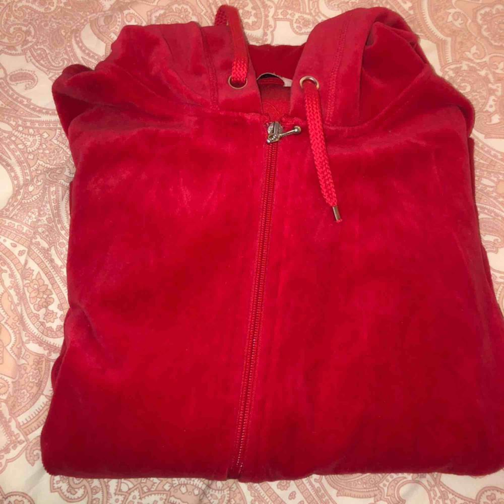 Röd velour kofta från Cubus säljer för 104kr   i gott skick använd ca 3 gånger. . Huvtröjor & Träningströjor.