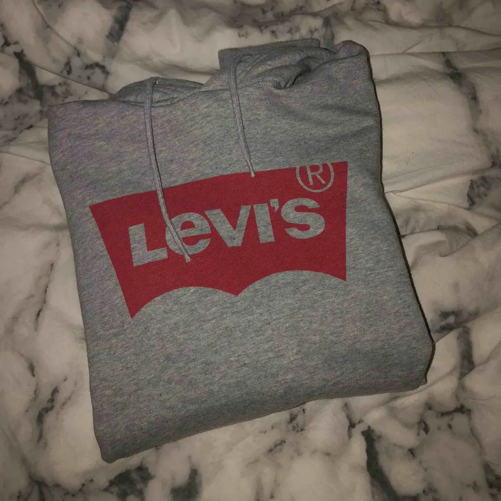Levis hoodie i storlek S, sparsamt använd, 250kr frakt inräknad. Hoodies.