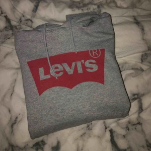  - Levis hoodie i storlek S, sparsamt använd, 250kr frakt inräknad