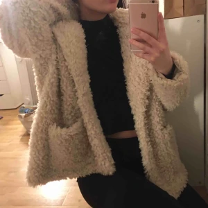  - Beige teddyjacka från H&M med knapp. Originalpris 399kr. Använd 2 gånger. Köpare står för frakt.