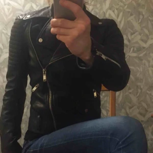  - Äkta skinn jackan från ZARA WOMAN Perfekt skick, som ny 