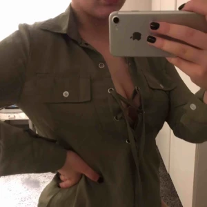  - Mossgrön tröja, älskar den men sitter för tight tyvärr, missvisande storlek, jag är s-m upptill och har svårt att få av den men super fin!🤍 40kr