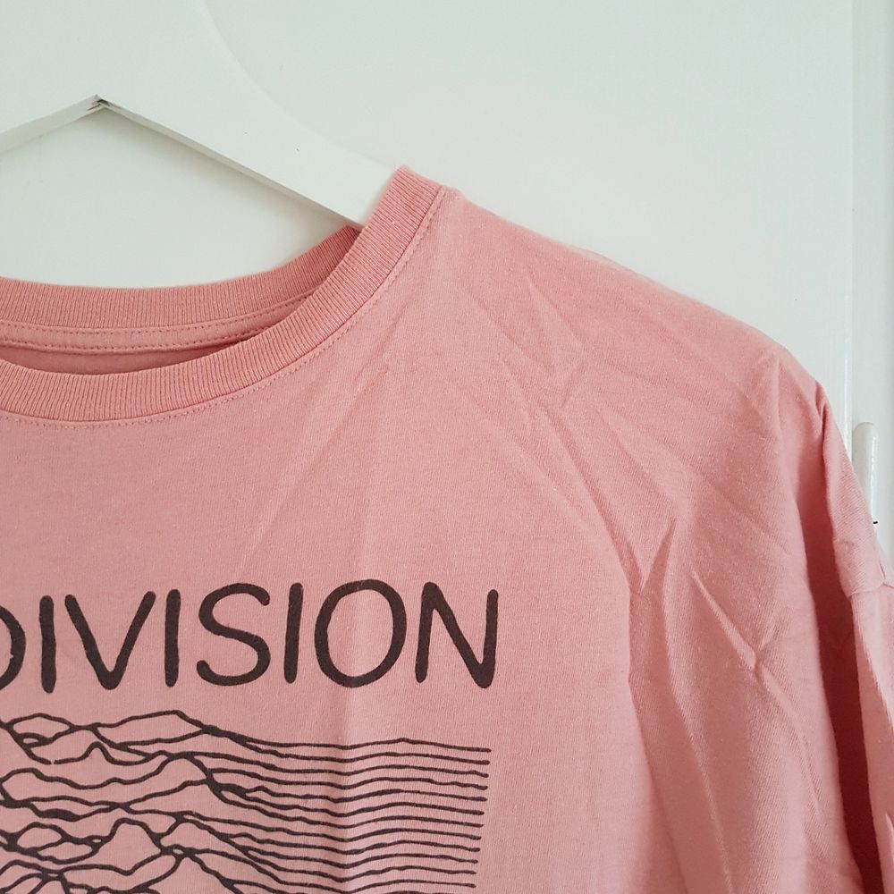 Snygg Joy Divisiontröja i skönt material från Pull&Bear! Sparsamt använd 😊 Möts upp i Uppsala eller Stockholm, annars står köparen för frakt 😄. T-shirts.
