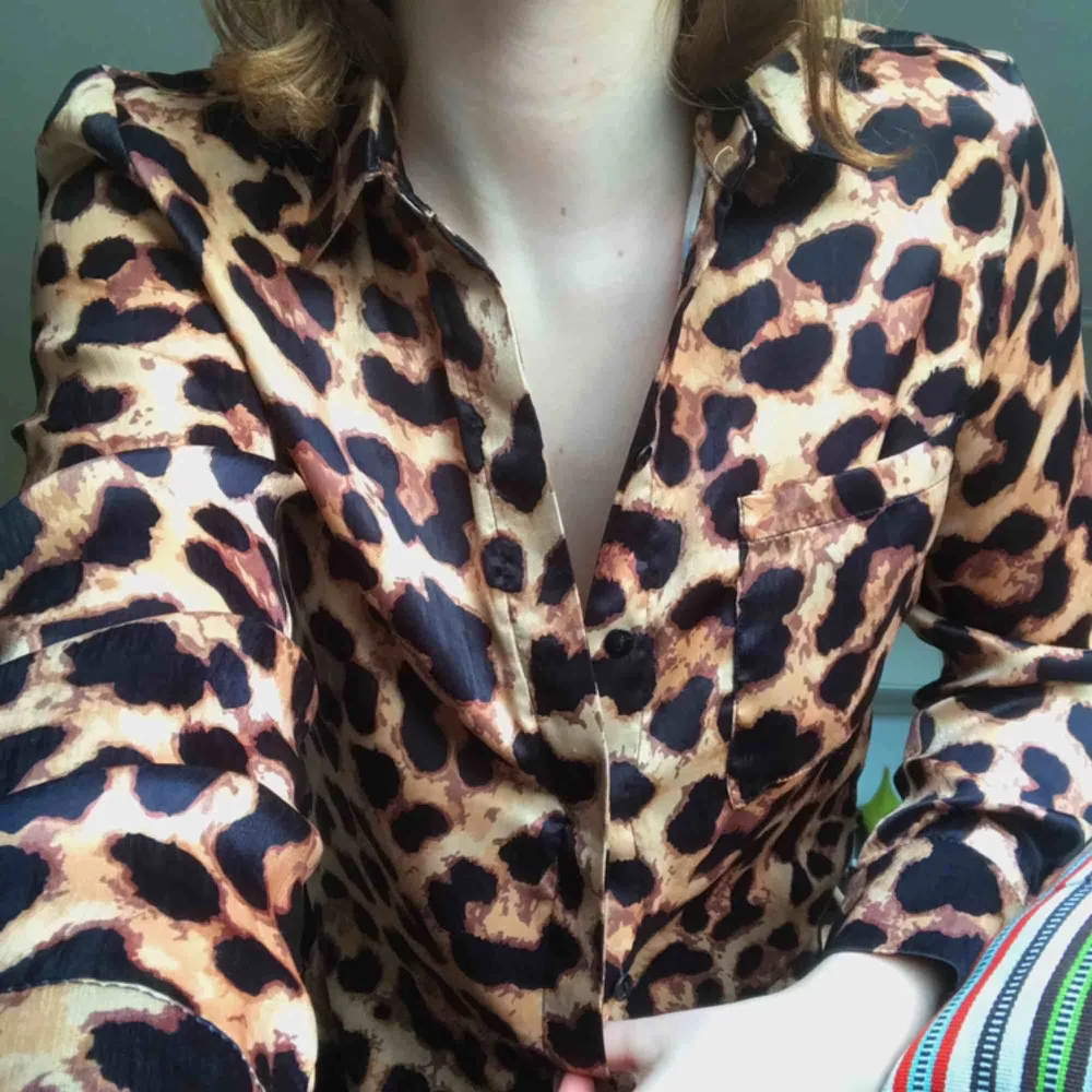 Säljer en leopardskjorta i typ silkesmaterial! knappt använd. kan mötas upp i sthlm eller frakta! skriv för fler bilder☺️. Skjortor.