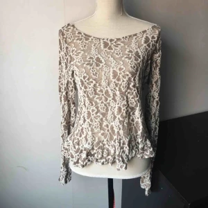  - Super fin spets blus i storleken från Ganni. Väldigt sparsamt använd.