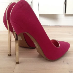  - Sjukt snygga skor som jag skulle döda för att kunna använda men de var för små för mig och för sent att skicka tillbaka... 

Från have2have helt oanvända kostar 498kr nytt pris. Stl 7/40 enligt deras sida men jag skulle säga det är stl 39, extremt liten i storleken.. 

Kan posta om du står för frakt eller mötas upp i Uppsala ev Sthlm :) 