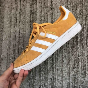  - UNDERBART gula Adidas Campus skor. (SVÅRA ATT FÅ TAG I!)   Nästintill oanvända. Men då det är mocka drar de lätt åt sig smuts. Kan nog se ut som nya om de får en uppfräschning!   Strl: 40 dam (lite små i storleken så passar 39 också) 