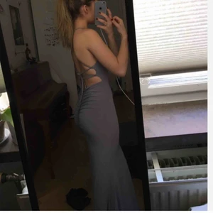 Balklänning - Säljer min superfina balklänning i stl 34 använd en gång. Långklänning med resår i rumpan och super fin rygg framhäver ens former på ett fint sätt!