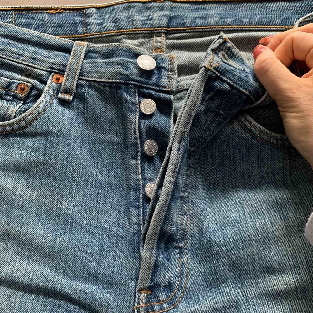 Säljer ett par Levis jeans med hål precis under rumpan! Hålet är ganska stort så är man rädd att visa för mycket är dessa inte ett par byxor för dig!  Riktigt snygga som ett par oversized byxor om du är mindre än 36! . Jeans & Byxor.