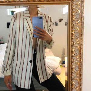  - Kavaj från Mango, vit med rosa ränder. Lite oversized modell. Använd endast ett fåtal gånger. Väldigt fin kvalitét på materialet! Nypris 800 kr