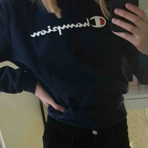  - Säljer en sjukt snygg mörkblåa vintage tröja från champion! Super bra kvalitet och ett måste i en garderob🥰 Sweatshirten är i storlek x-large i barnstorlek vilket motsvarar cm.162/167