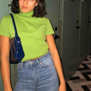  - En skit snygg grön polo t-shirt från Humana Secondhand i storlek S/M💚 Använd några gånger och är i super bra skick!  Skriv för diskussion av pris ⭐️