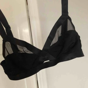  - Bralette från H&M med cutout och mesh, skitsnygg men är för liten för mig. Funkar även som bikiniöverdel! Inkl frakt