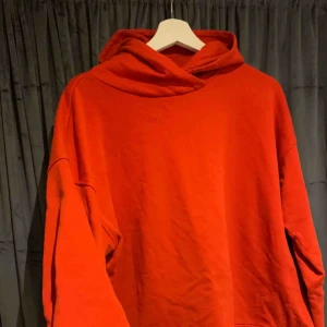  - Helt ny röd hoodie 