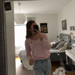  - Säljer min lyle and scott tröja i st s men passar även m✨✨