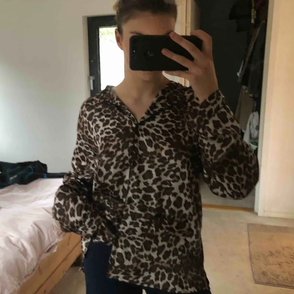 Cool pyjamas tröja i leopard från H&M, har använts som vanlig skjorta! Skön sammet, storlek M och funkar för de flesta storlekar. Säljer pga aldrig kommer till användning!. Skjortor.