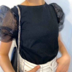  - Sött topp med meshdetaljer, som funkar till vardag och fest