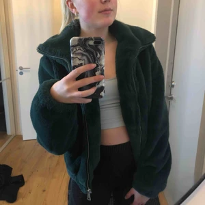  - Superfin jacka från Urban outfitters. Nypris 1000kr, fint skick säljer då den ej kommer till användning längre. Den är mörkgrön, kanske ej syns så bra på bild.