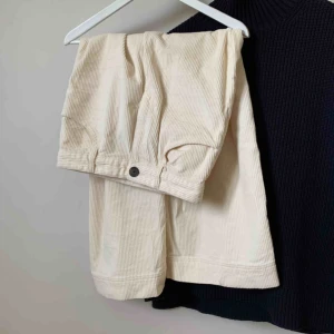  - FRAKT INGÅR! Vita manchesterbyxor, använda EN gång så de är i superbra skick! Skriv bara om du har några frågor <3